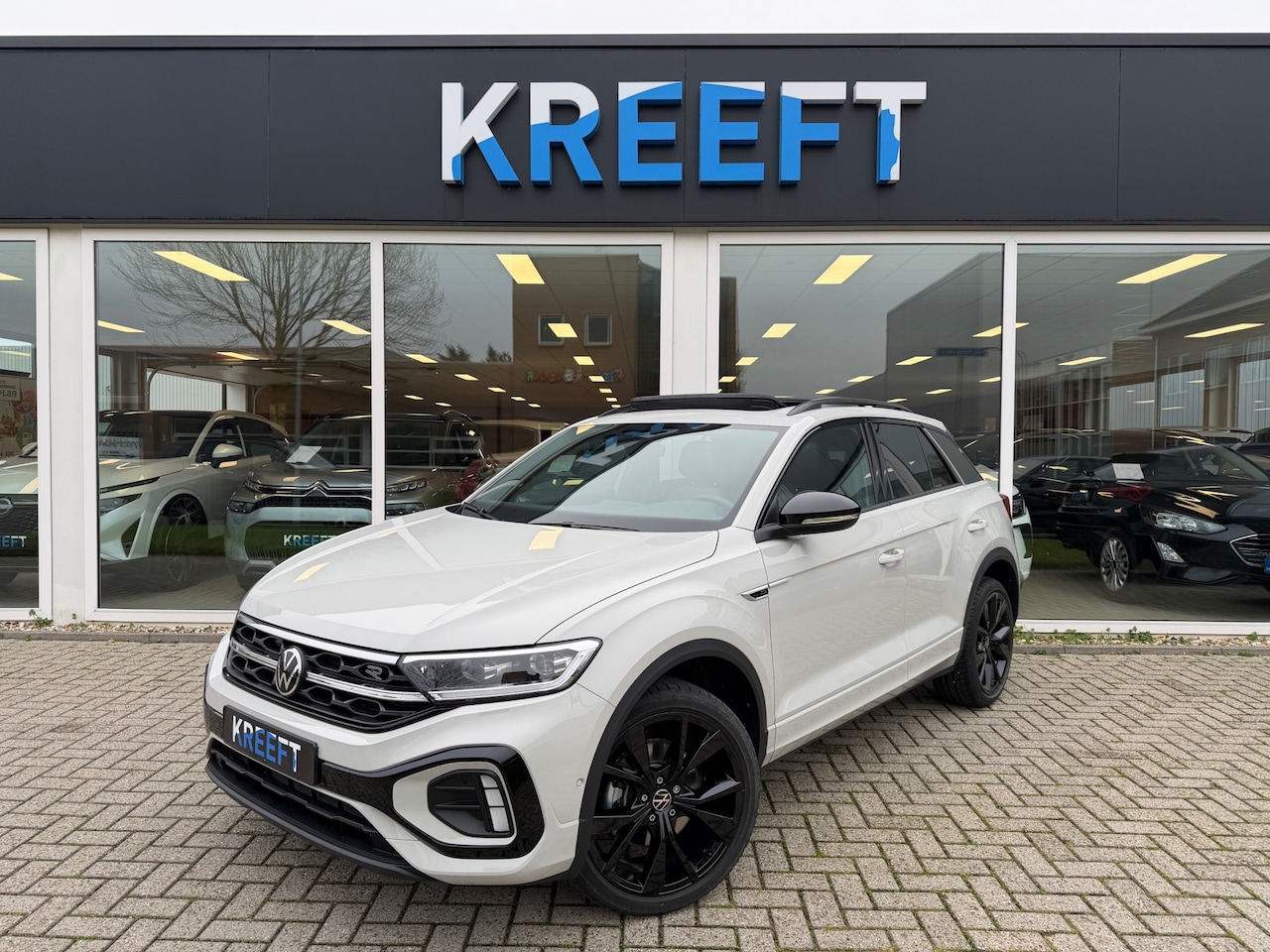 Volkswagen T-Roc - 1.5 TSI R-Line Ascotgrau | Schuifdak - AutoWereld.nl