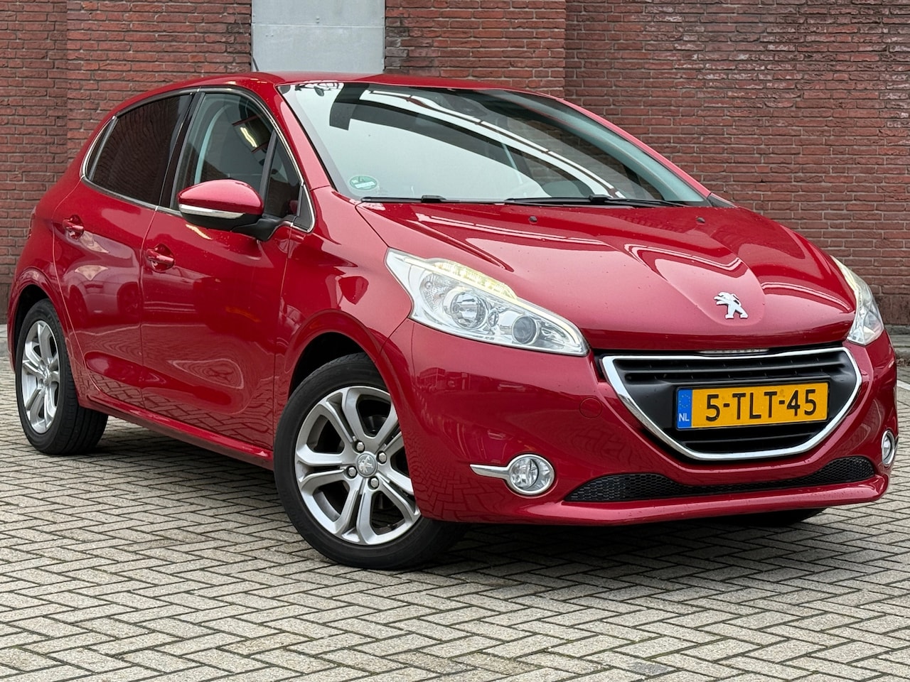 Peugeot 208 - 1.2 VTi Allure|5DRS|NAVI|AIRCO|1EIG|TREKHAAK - AutoWereld.nl