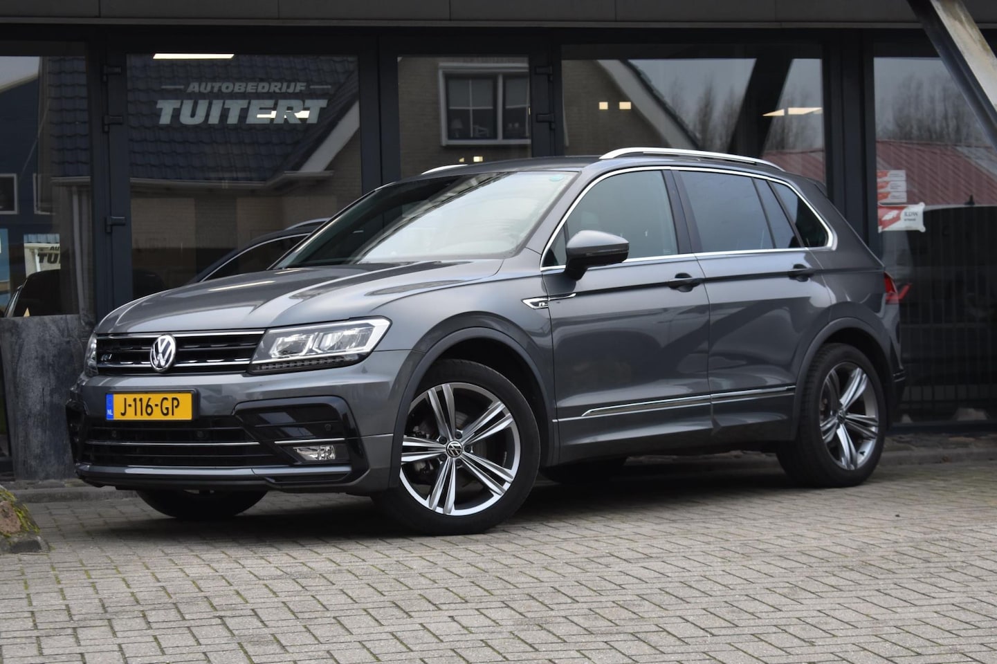 Volkswagen Tiguan - 1.5 TSI ACT R-Line | TREKHAAK | NAP | APPLE CARPLAY | ANDROID AUTO | ADAPT. CRUISE CONTROL - AutoWereld.nl
