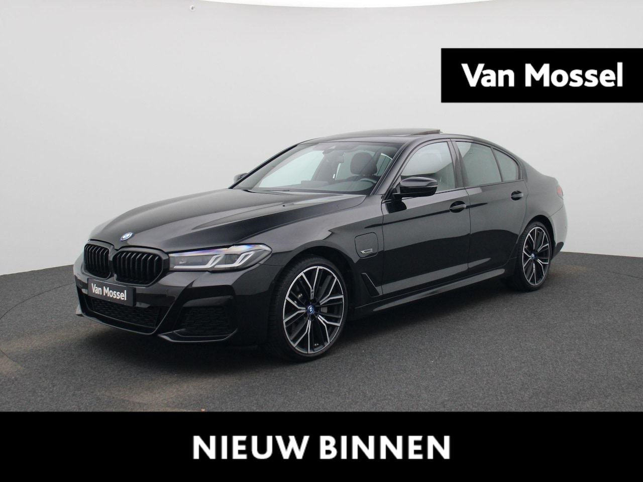 BMW 5-serie - 530e xDrive Executive | M-SPORT | SCHUIF/KANTELDAK | 20 INCH | SHADOWLINE | SAFFIERZWART | - AutoWereld.nl