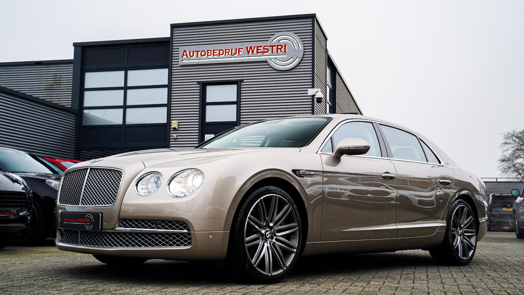 Bentley Flying Spur - 6.0 W12 | Massage voor/achter | Pano | Stoelverkoeling | Tv | Achteruitrijcamera - AutoWereld.nl