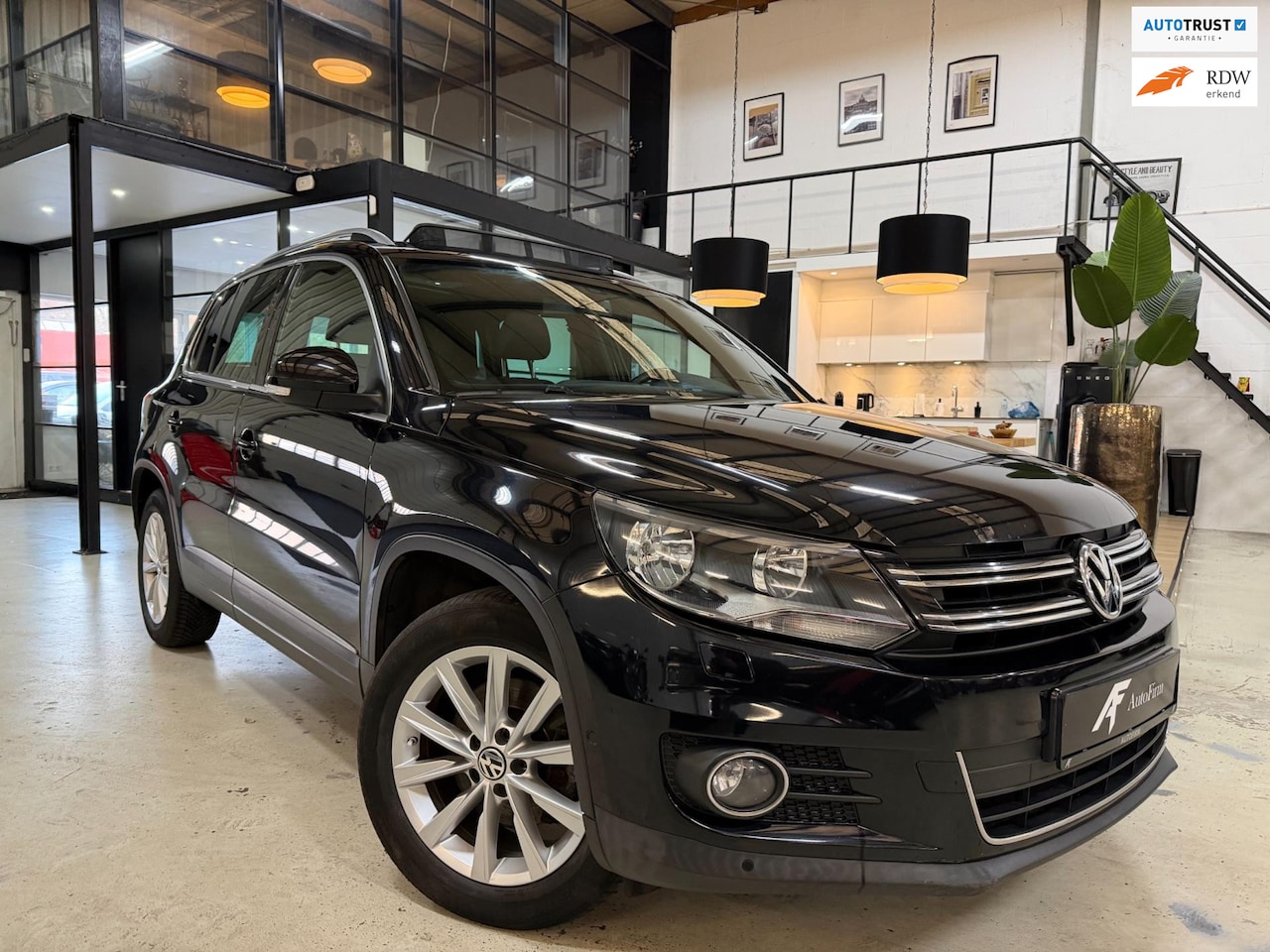 Volkswagen Tiguan - 1.4 TSI Sport&Style Automaat 1e Eigenaar Panoramadak 160PK Parkeersensoren - AutoWereld.nl