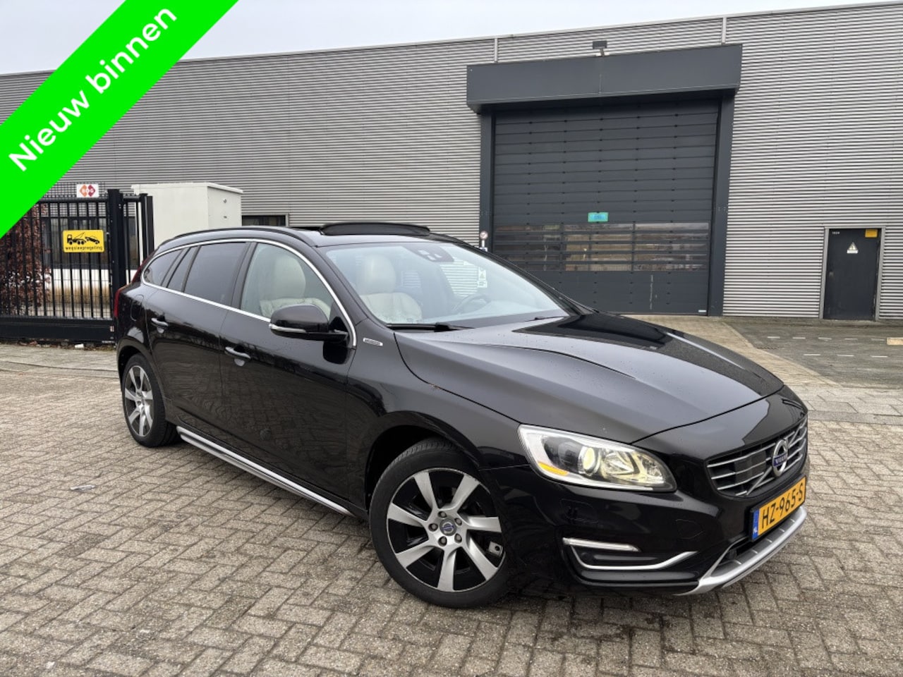 Volvo V60 - 2.4 D6 AWD AUTOMAAT/Hybrid/Stuurverwarming - AutoWereld.nl