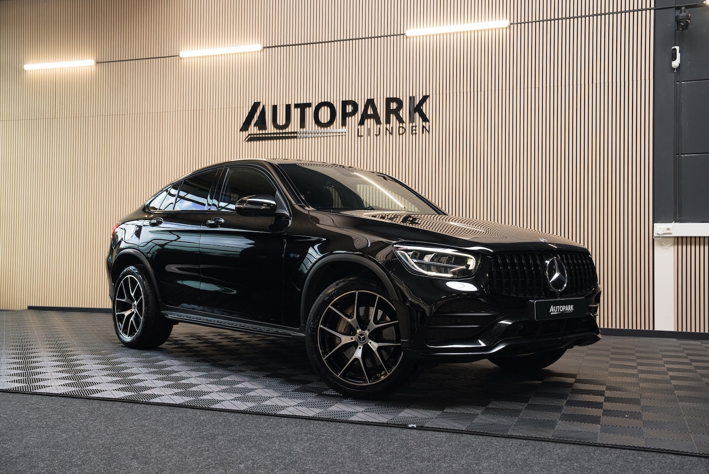 Mercedes-Benz GLC-klasse Coupé - 300e 4MATIC COUPE AMG/360CAM/DODEHOEK/SFEERVERLICHTING/STANDKACHEL/CARPLAY - AutoWereld.nl