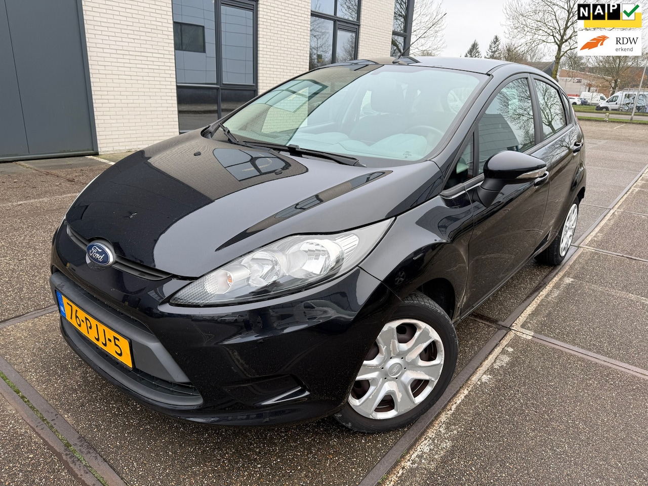 Ford Fiesta - 1.25 Limited / nap / apk / 5drs / airco / 5drs / boekjes / twee sleutels / zeer nette auto - AutoWereld.nl