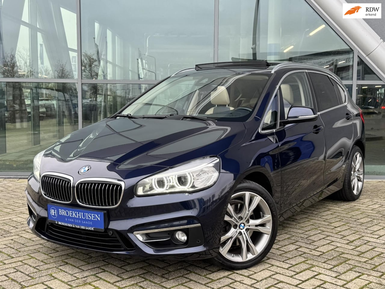 BMW 2-serie Active Tourer - 220i Luxury 192pk Automaat / Panoramadak / Trekhaak / Hu Display - AutoWereld.nl