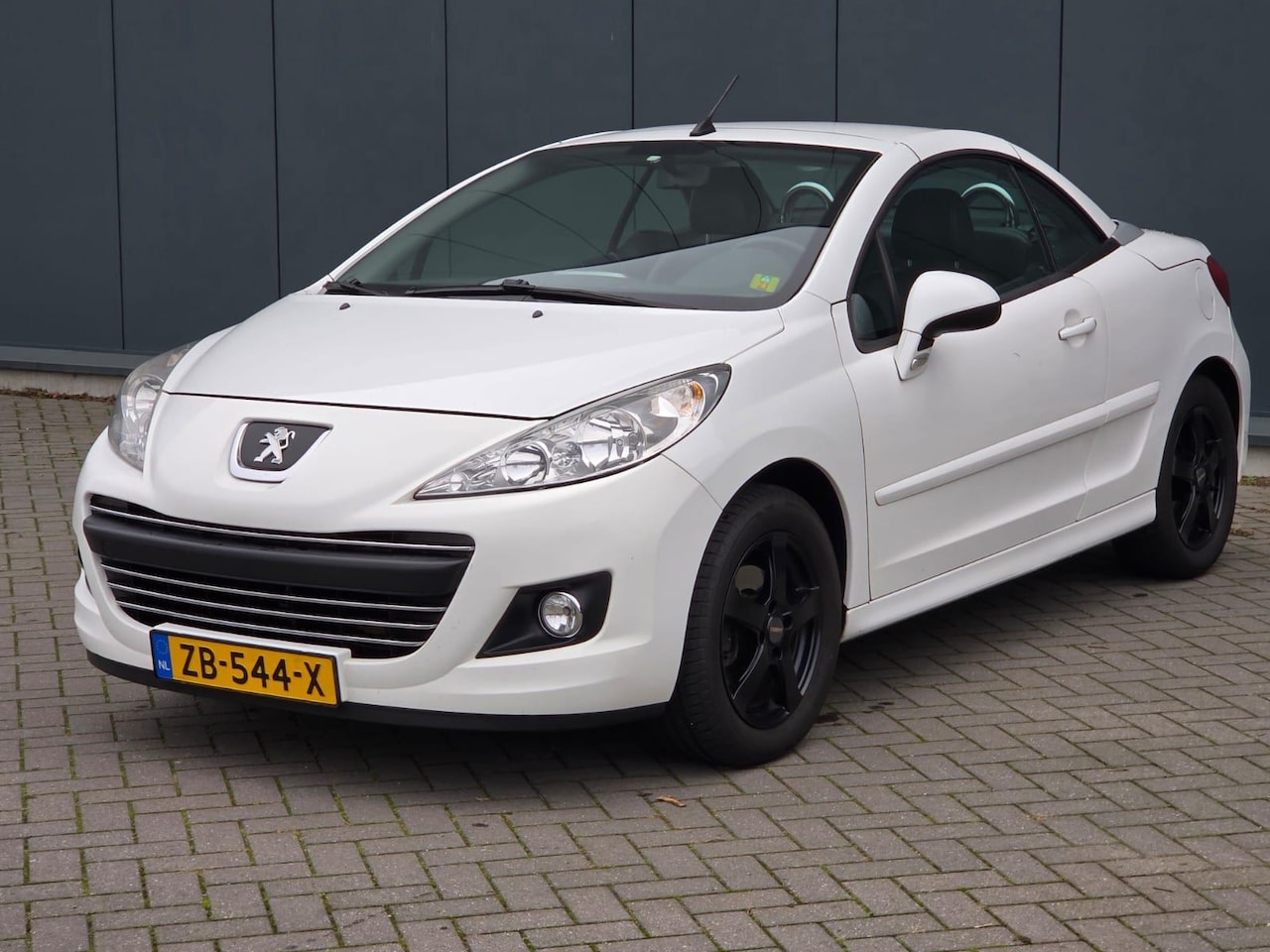 Peugeot 207 CC - 1.6 VTi Leer - AutoWereld.nl