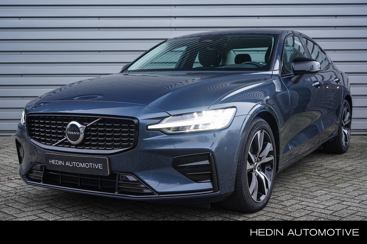 Volvo S60 - 2.0 B3 Plus Dark | Stoel en stuurverwarming | Lederen bekleding | Adaptive Cruise Control - AutoWereld.nl