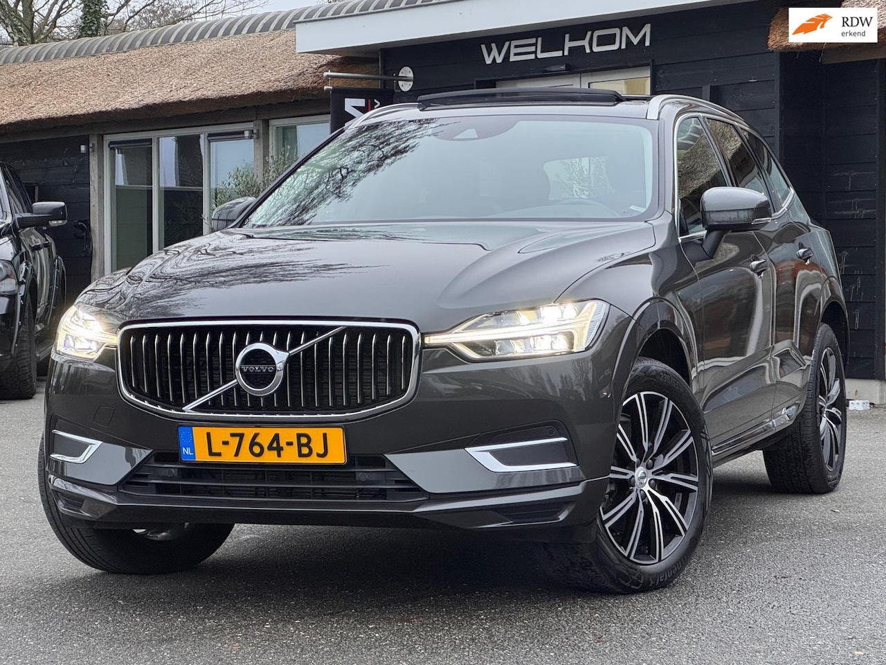 Volvo XC60 - 2.0 B5 Inscription I Nieuwstaat I Pano I autopilot I - AutoWereld.nl