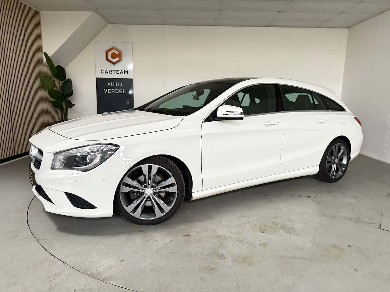 Mercedes-Benz CLA-klasse Shooting Brake - 180 OrangeArt Edition Airco, Trekhaak, Navigatie Carplay, LMV - AutoWereld.nl