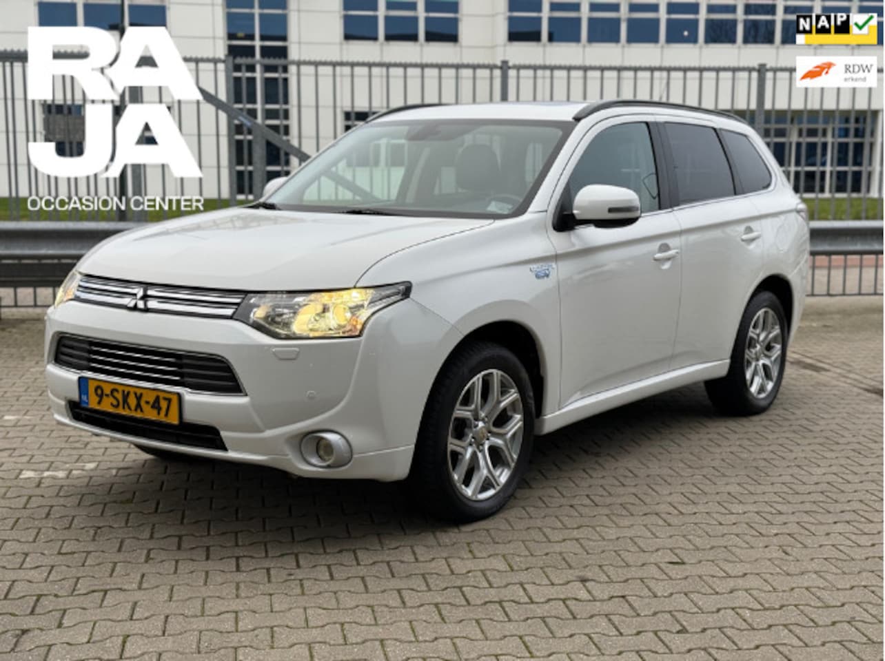 Mitsubishi Outlander - 2.0 PHEV Instyle+ NAP Camera Cruise Stoelverwarming Schuifdak - AutoWereld.nl