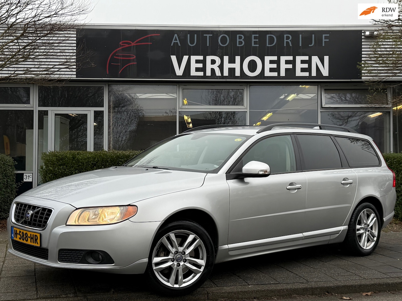 Volvo V70 - 2.5T Kinetic - AUTOMAAT - PARK SENS - VOLLEDIG ONDERHOUD - CLIMATE / CRUISE CONTR - YOUNGT - AutoWereld.nl