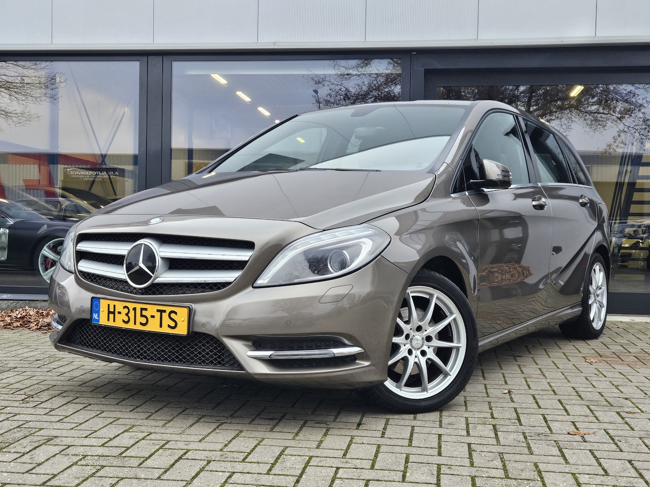 Mercedes-Benz B-klasse - 180 Ambition + XENON + HALF LEER + NAVIGATIE + CRUISE + LM VELGEN - AutoWereld.nl