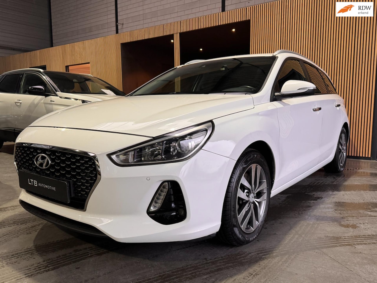 Hyundai i30 Wagon - 1.4 T-GDI Premium Camera|Keyless|Carplay|Airco|APK - AutoWereld.nl