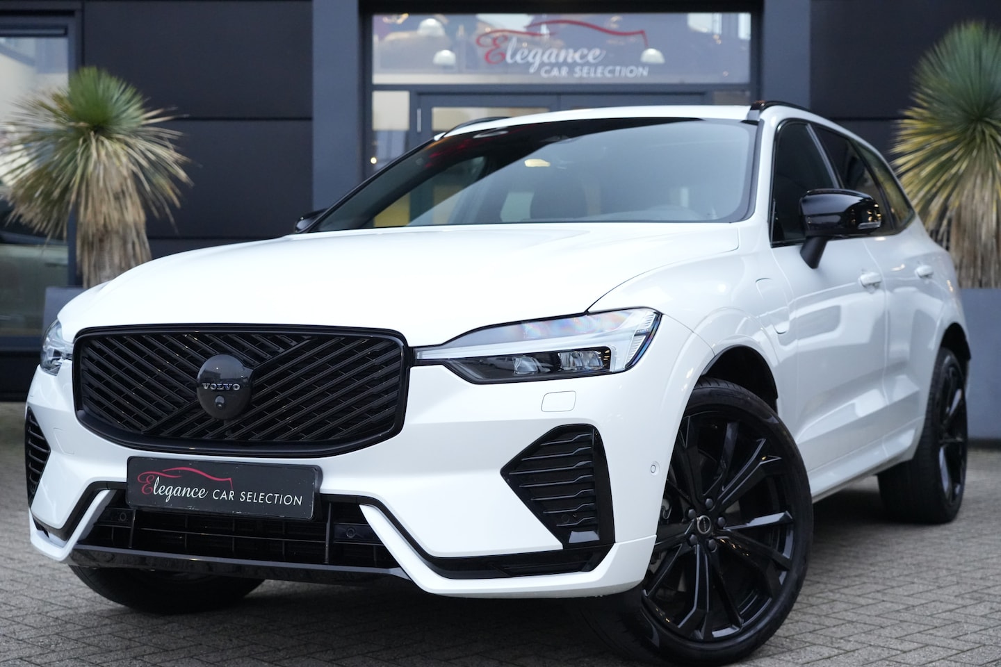 Volvo XC60 - 2.0 T8 Plug-in hybrid AWD FACELIFT Ultra Black Edition 455pk Harmankardon/Trekhaak/Camera - AutoWereld.nl