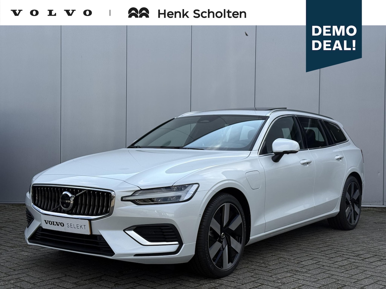 Volvo V60 - T6 Plug-in hybrid AWD Plus Bright, Panoramadak | Verwarmbare voorstoelen, achterbank en st - AutoWereld.nl