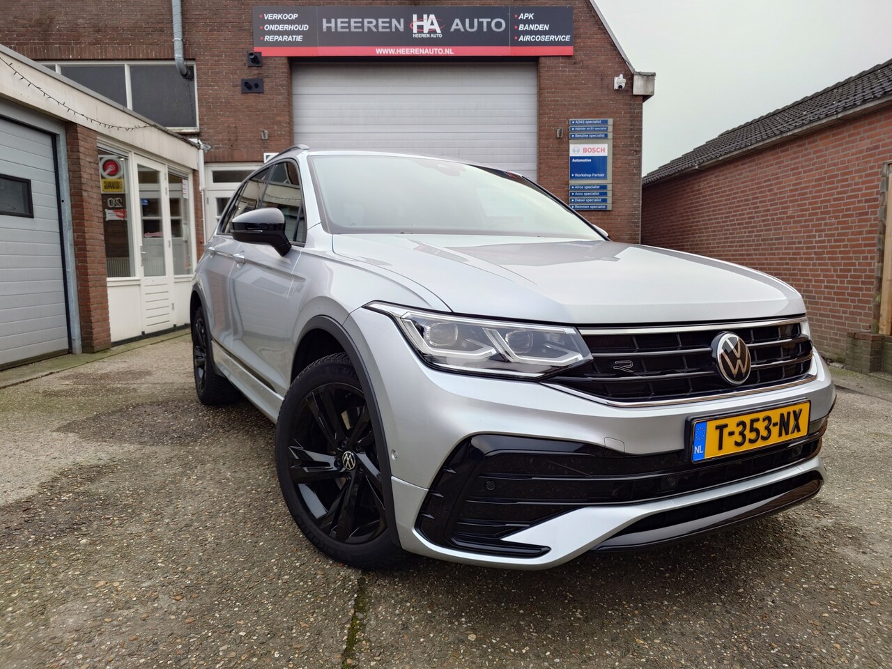Volkswagen Tiguan - 1.4 TSI eHybrid R-Line Business 1.4 TSI eHybrid R-Line Business+, Automaat, Trekhaak, LED, Dealer onderhouden - AutoWereld.nl