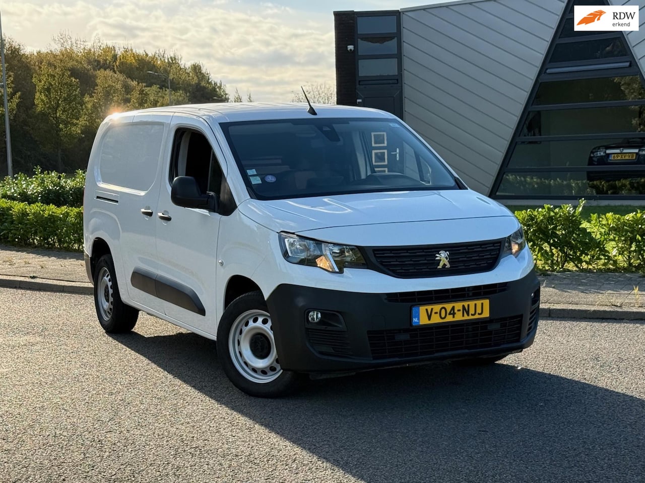 Peugeot Partner - 1.2 PureTech Premium Long L2 Automaat | - AutoWereld.nl