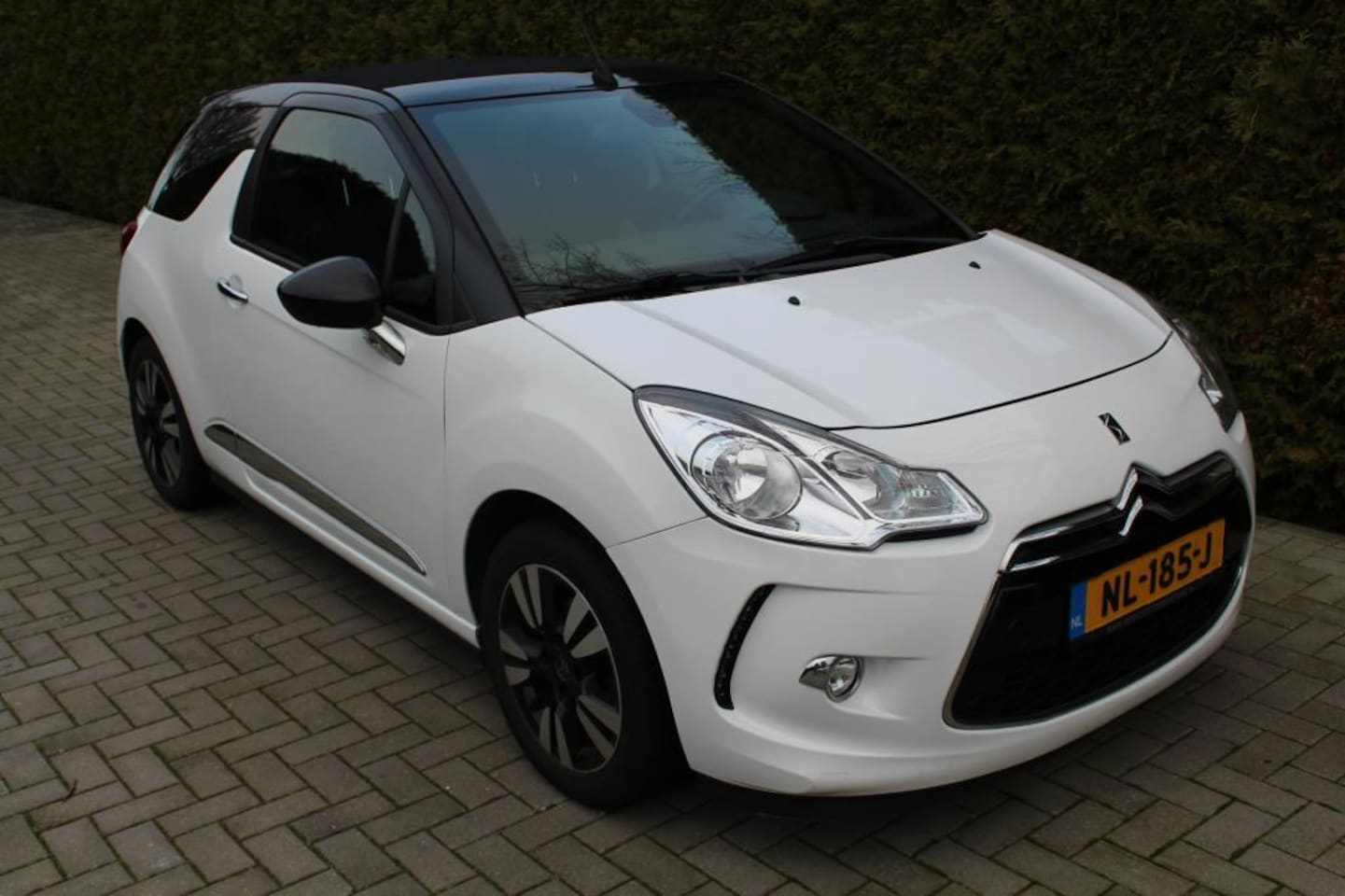 Citroën DS3 Cabrio - 1.2 VTi So Chic . Lees tekst - AutoWereld.nl