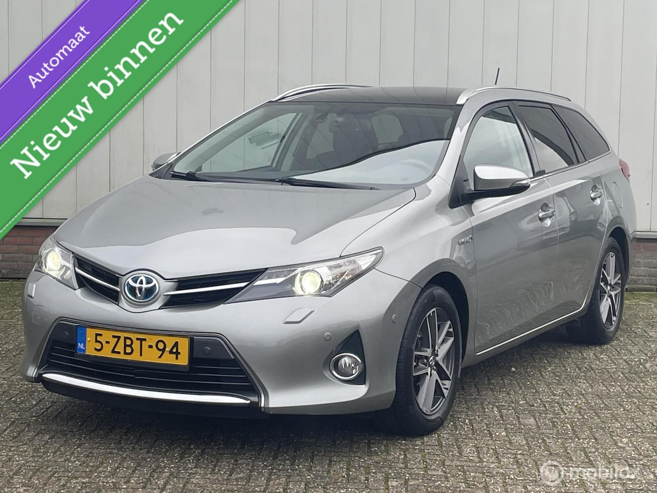 Toyota Auris - 1.8 Hybrid Executive | NL-Auto| Xenon | Pano | Navi | Camera | PDC v+a | Stoel verwarming - AutoWereld.nl