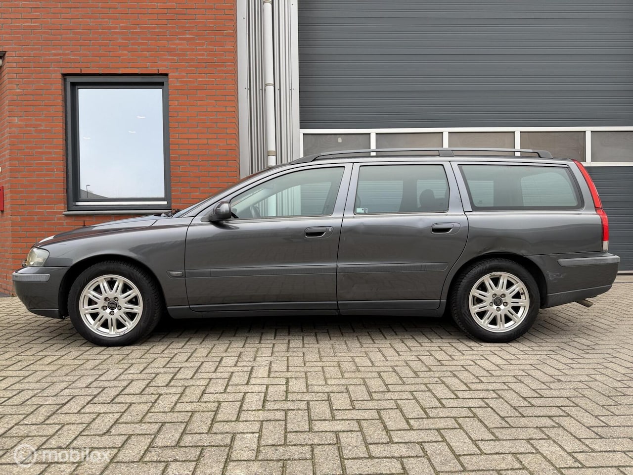 Volvo V70 - 2.4 170pk Automaat Comfort Line - AutoWereld.nl