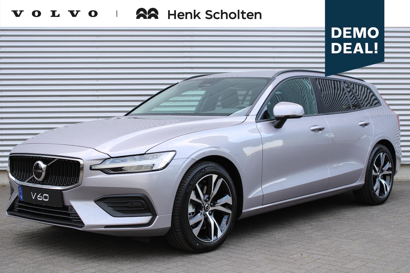 Volvo V60 - B4 Automaat Essential Edition | 18 inch Lichtmetalen Velgen | Extra Getint Glas | Lederen - AutoWereld.nl