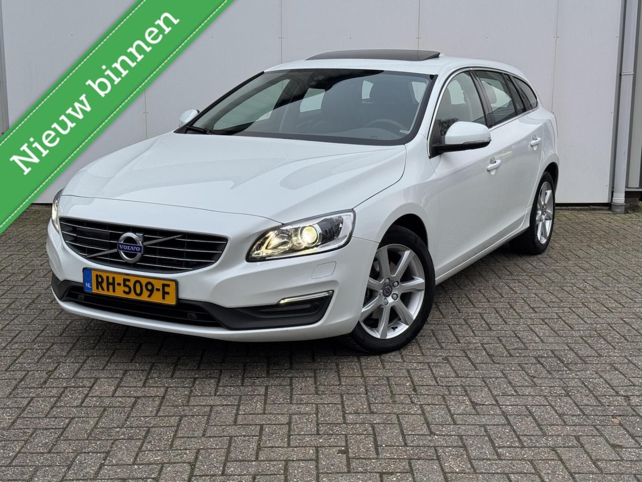 Volvo V60 - 2.0 T4 Polar+ Dynamic|ACC|Blis|PAS V/A|Schuifdak| - AutoWereld.nl