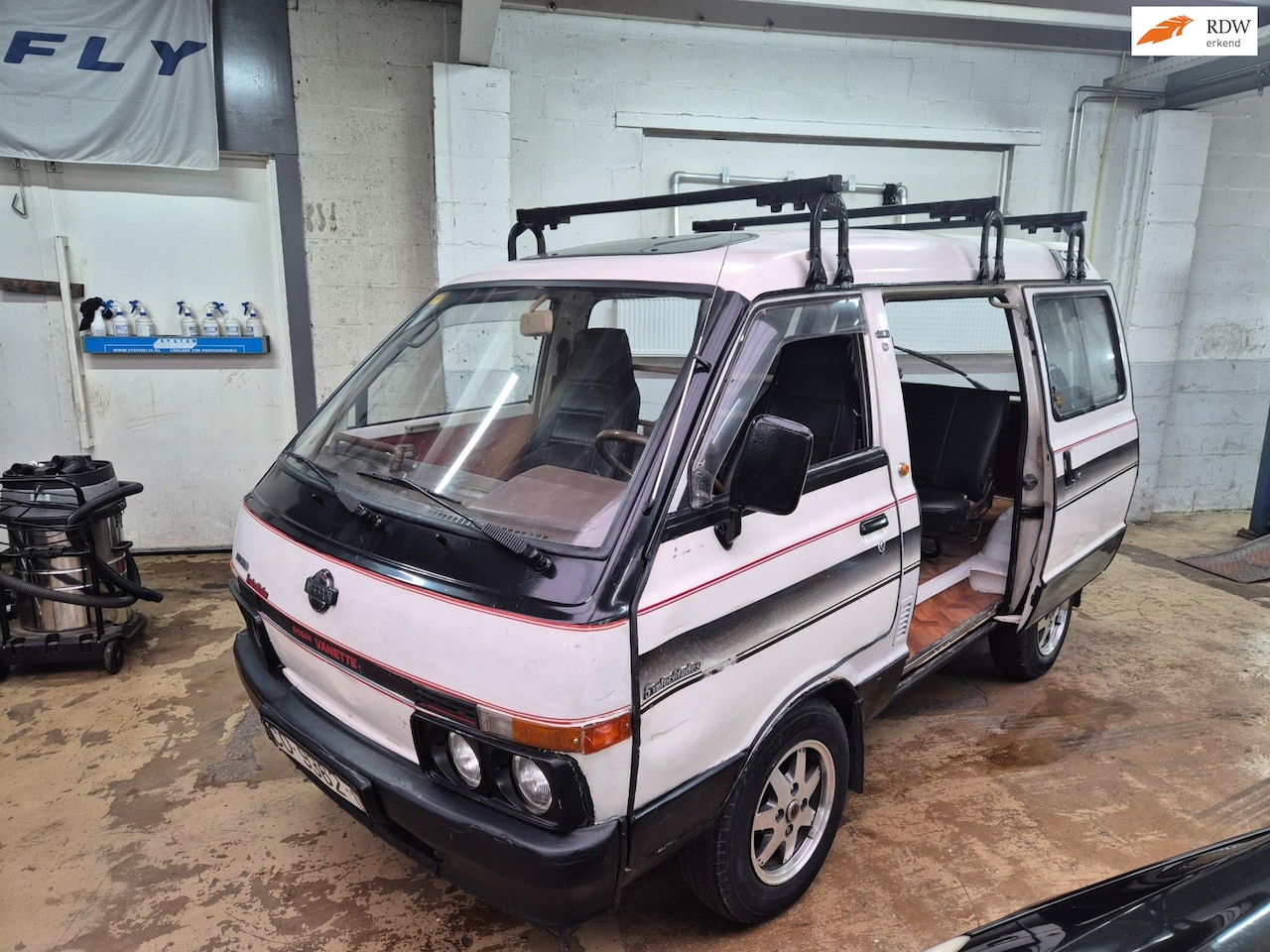 Nissan Vanette - 2.0 Diesel, 5 persoons - AutoWereld.nl