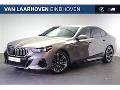 BMW 5-serie - 530e M Sport Automaat / Trekhaak / Achteruitrijcamera / Adaptieve LED / Comfort Access / P