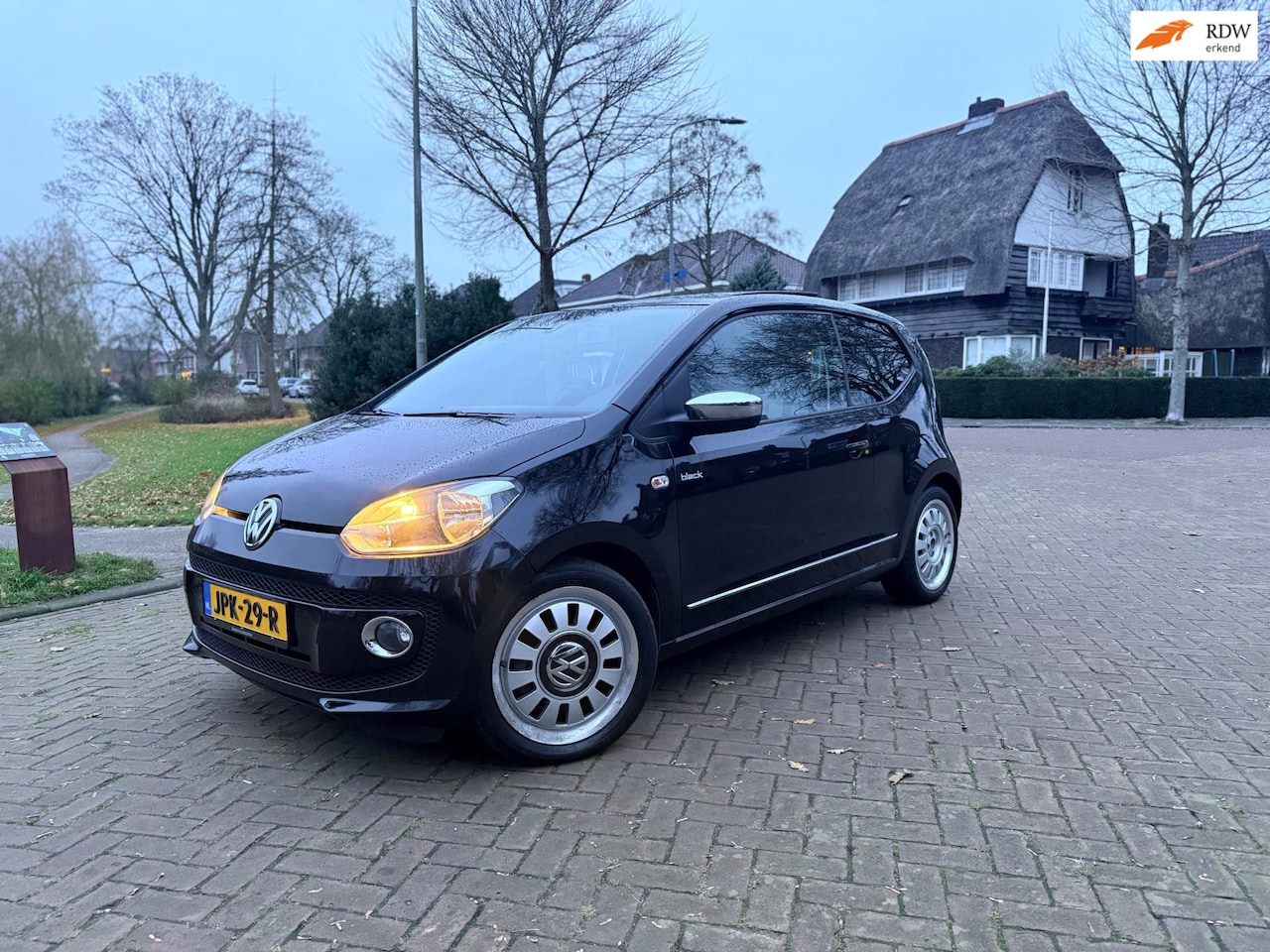 Volkswagen Up! - Black! | Panorama dak | Cruise | Airco | Stoelverwarming - AutoWereld.nl