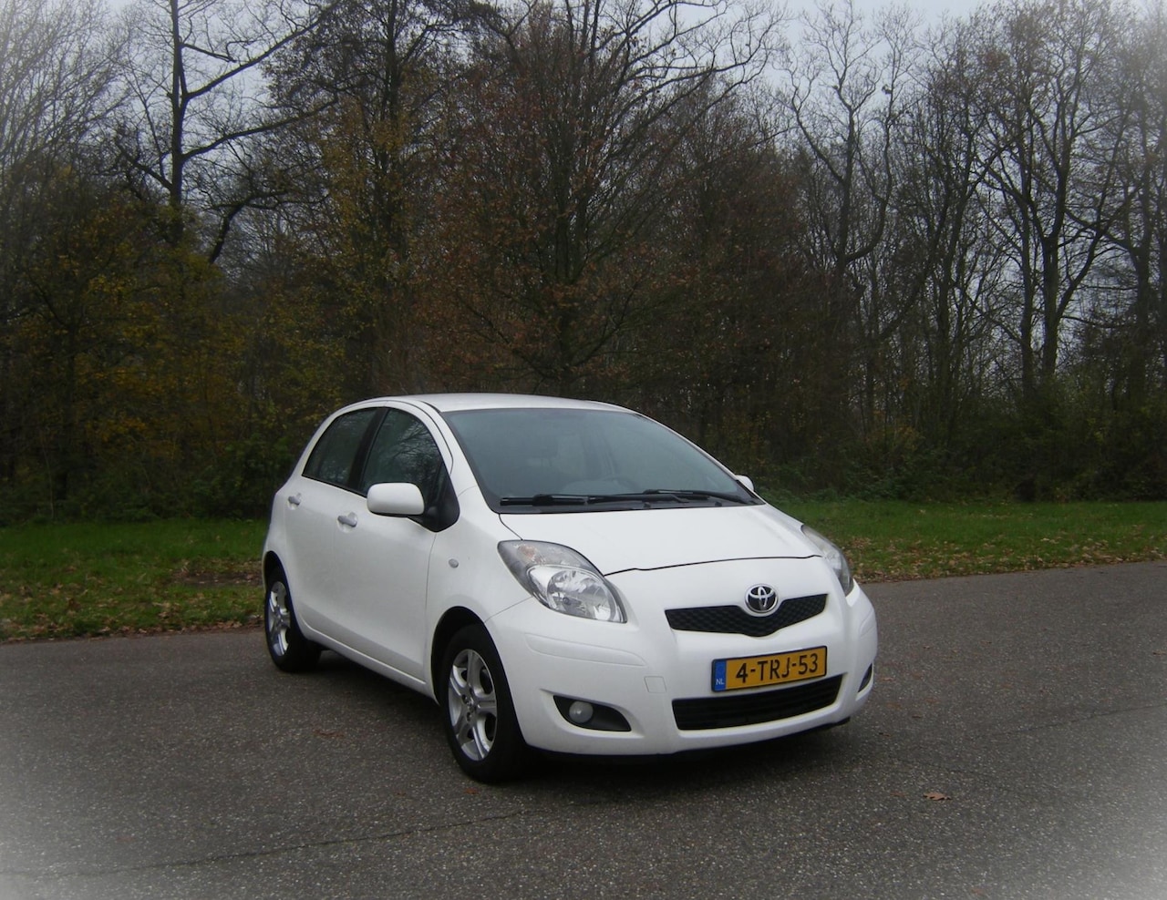 Toyota Yaris - 1.3 VVTi Aspiration . AUTOMAAT . Lmv . Airco . Flippers op het stuur . enz - AutoWereld.nl