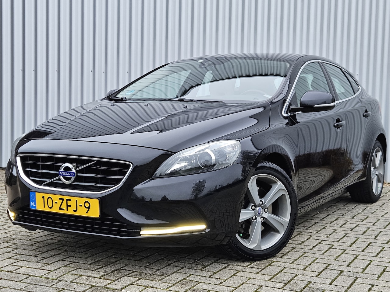 Volvo V40 - 1.6 T3 Summum /Dealer Onderhouden/Xenon/Leer! - AutoWereld.nl