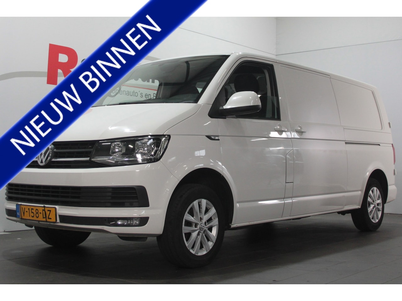 Volkswagen Transporter - 2.0 TDI L2H1 Highline - Dubb. deur - Navi / PDC / Trekhaak - AutoWereld.nl