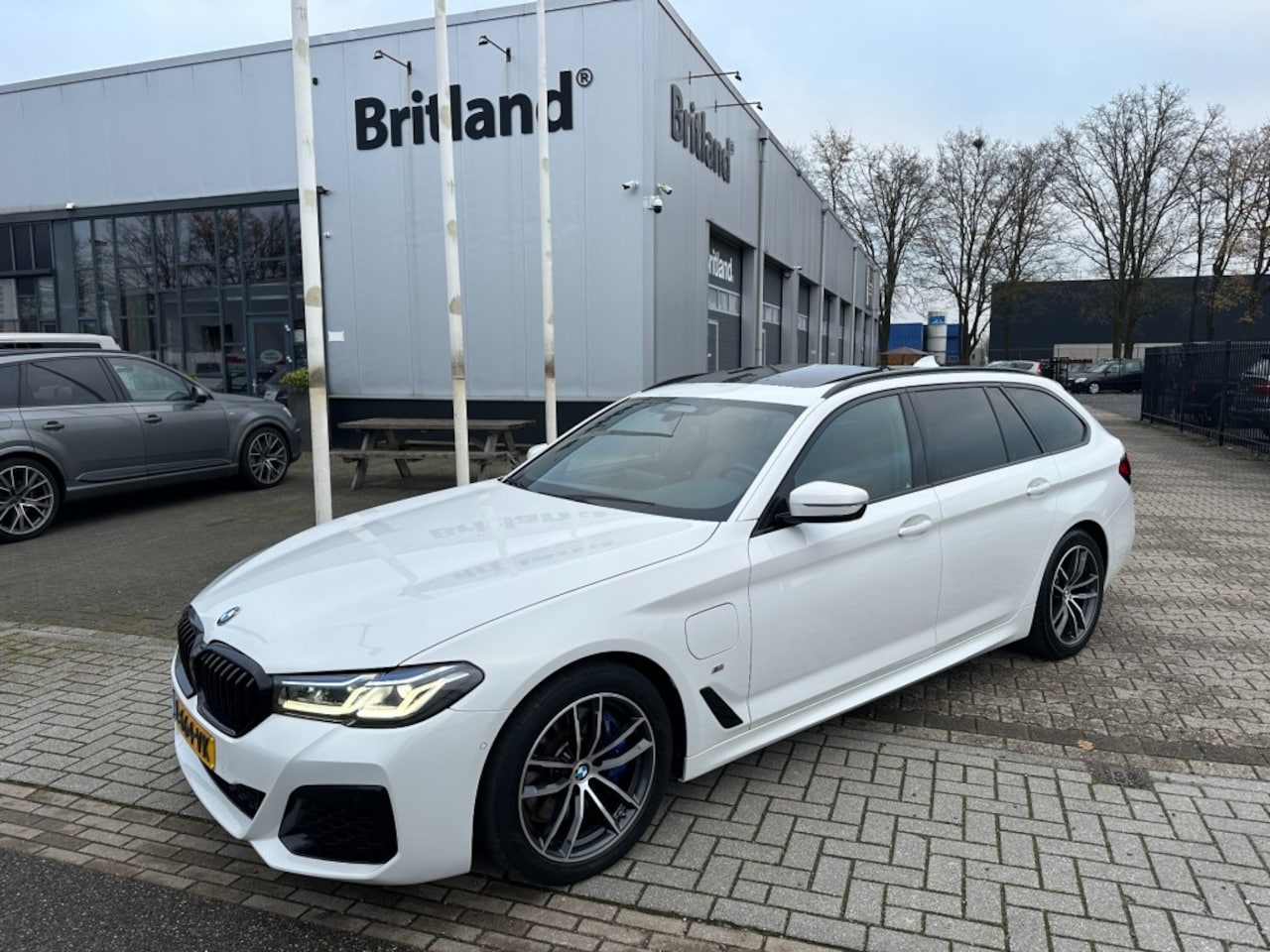 BMW 5-serie Touring - 530e M-sport Touring 2021 BTW *Pano *Adaptive *Leer *Laser *360gr Camera - AutoWereld.nl