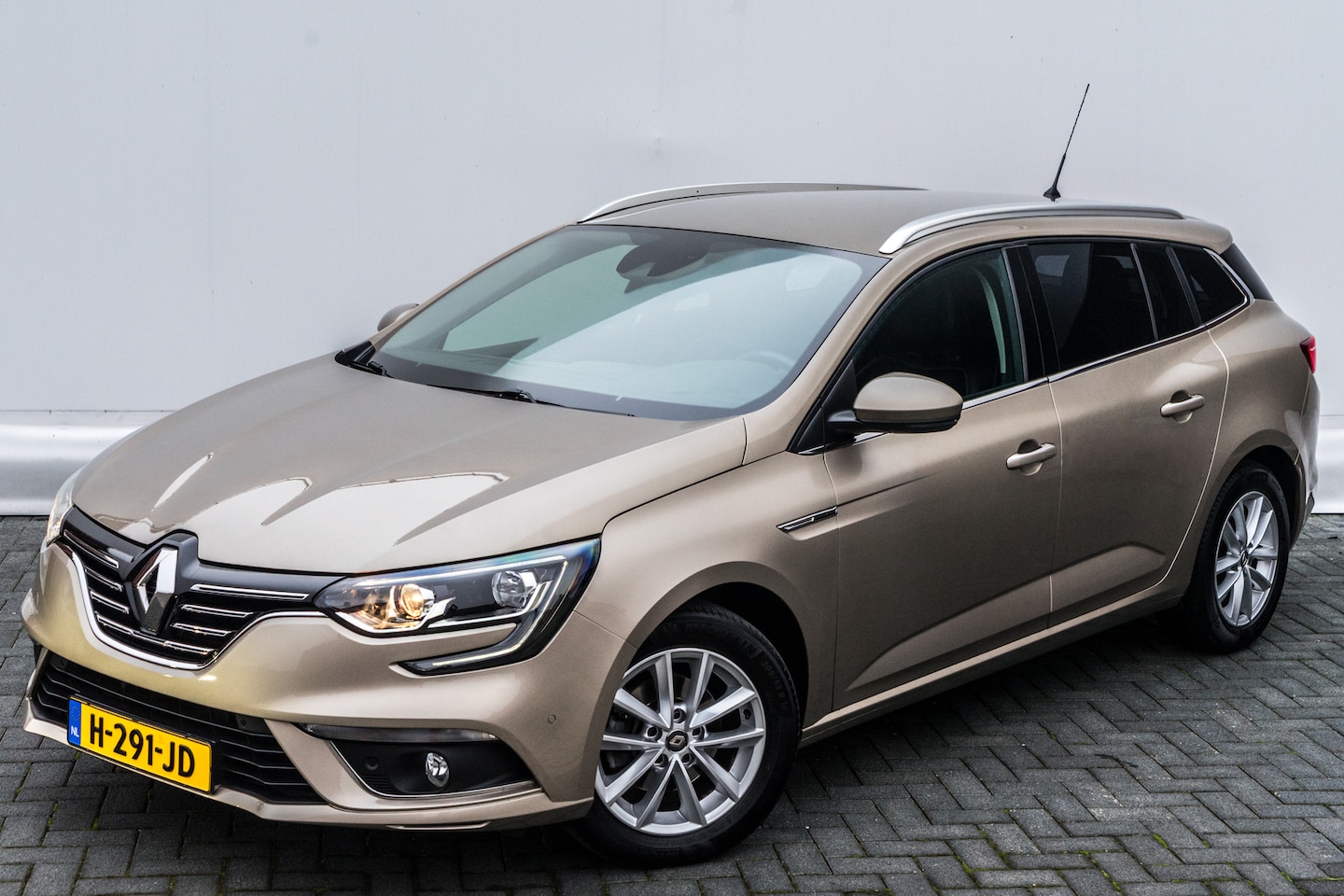 Renault Mégane Estate - 1.2 101 PK TCe Limited | Clima | Navi | Cruise | | Trekhaak | Pdc | Metallic | Led | - AutoWereld.nl