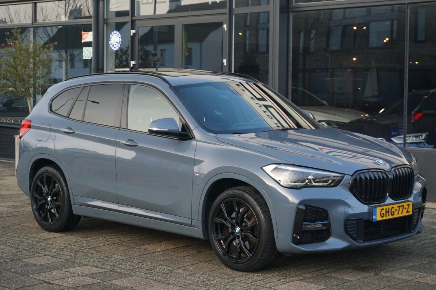 BMW X1 - xDrive25e eDrive Edition | M pakket | ACC | PANO | trekhaak | Individual Storm Bay - AutoWereld.nl