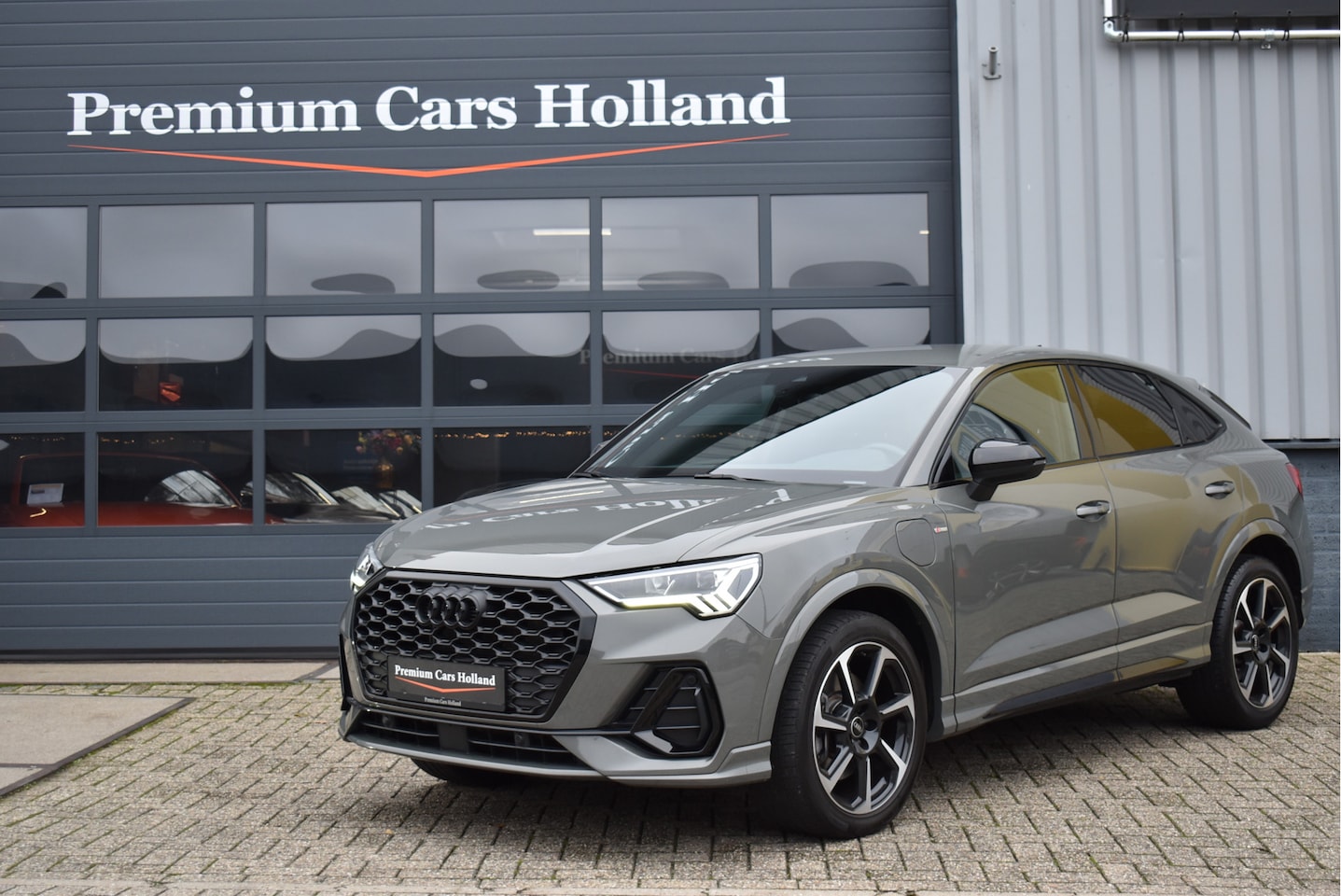 Audi Q3 Sportback - 45 TFSI e S-Line Chronos Grijs Navi Sfeer Trekhaak 19 Inch - AutoWereld.nl