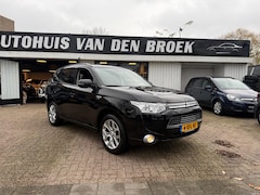 Mitsubishi Outlander - 2.0 PHEV Executive Edition automaat/navi/clima/cruise control/trekhaak/lm velgen/achter ca