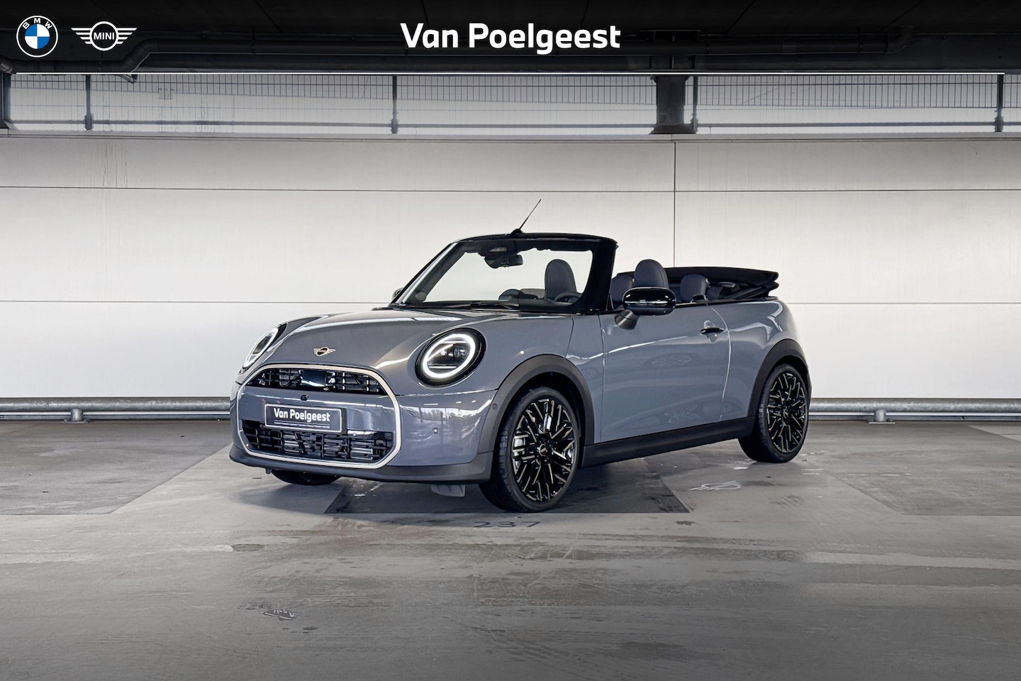 MINI Cabrio - 2.0 Cooper C Favoured L 2.0 Cooper C Favoured L - AutoWereld.nl