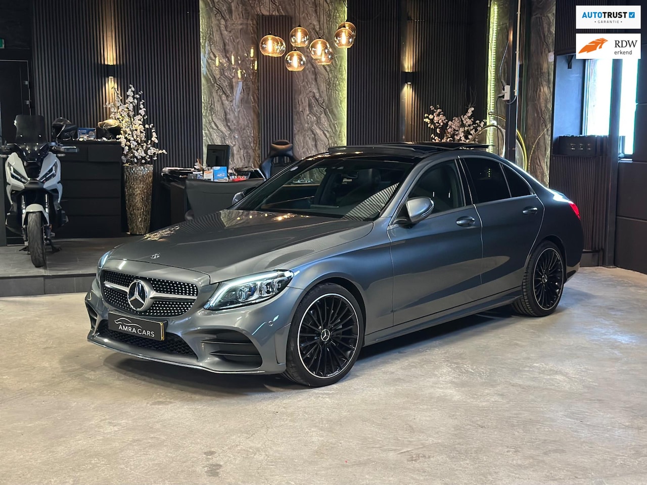 Mercedes-Benz C-klasse - 180 AMG|PANO|SFEER|CAMERA|BOMVOL! - AutoWereld.nl