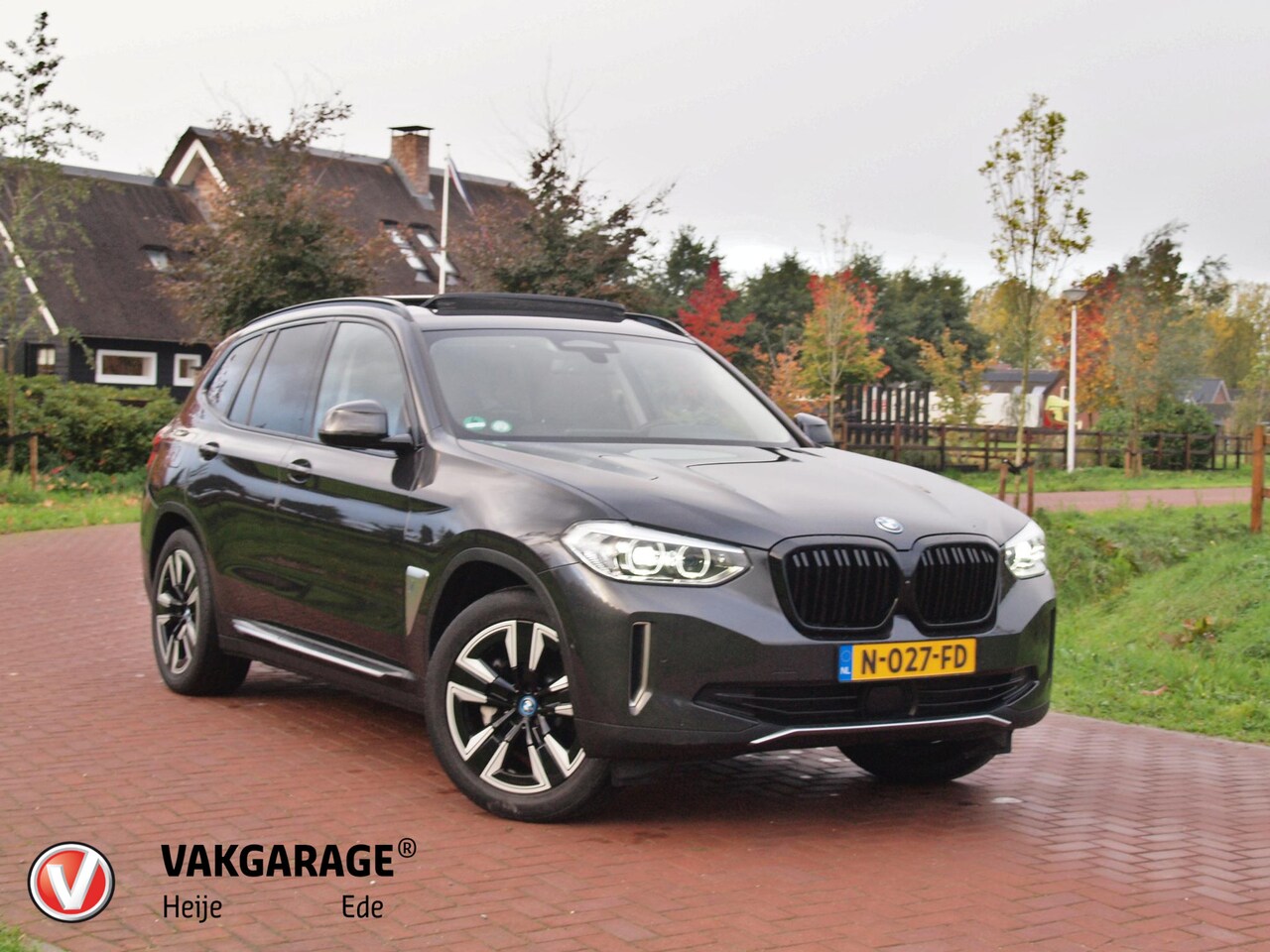 BMW iX3 - Executive 80 kWh | Panoramadak | Camera | Trekhaak | Sfeerverlichting | Apple Carplay | - AutoWereld.nl