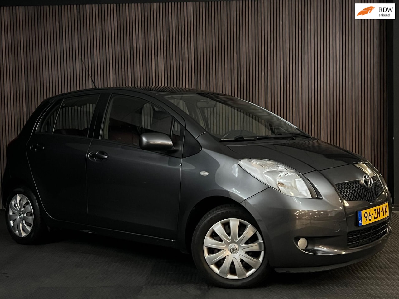 Toyota Yaris - 1.3 VVTi Sol MMT STOELVERWARMING/PDC/LEER/NAP/AIRCO - AutoWereld.nl