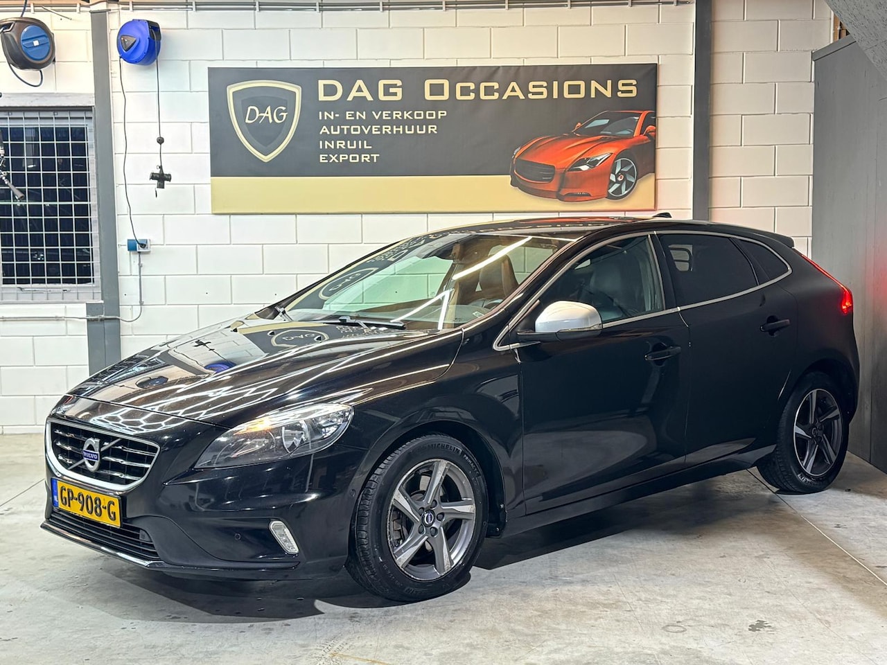Volvo V40 - 2.0 D3 R-Design AUTOMAAT|PDC|LEER|TREKHAAK|CRUISE - AutoWereld.nl