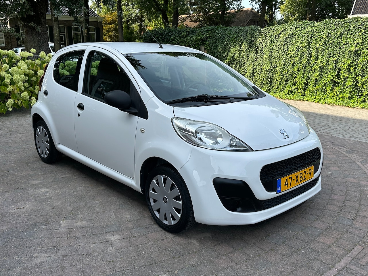 Peugeot 107 - 1.0 Access Accent Airco. 4-seizoen banden. - AutoWereld.nl