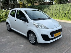 Peugeot 107 - 1.0 Access Accent Airco. 4-seizoen banden.