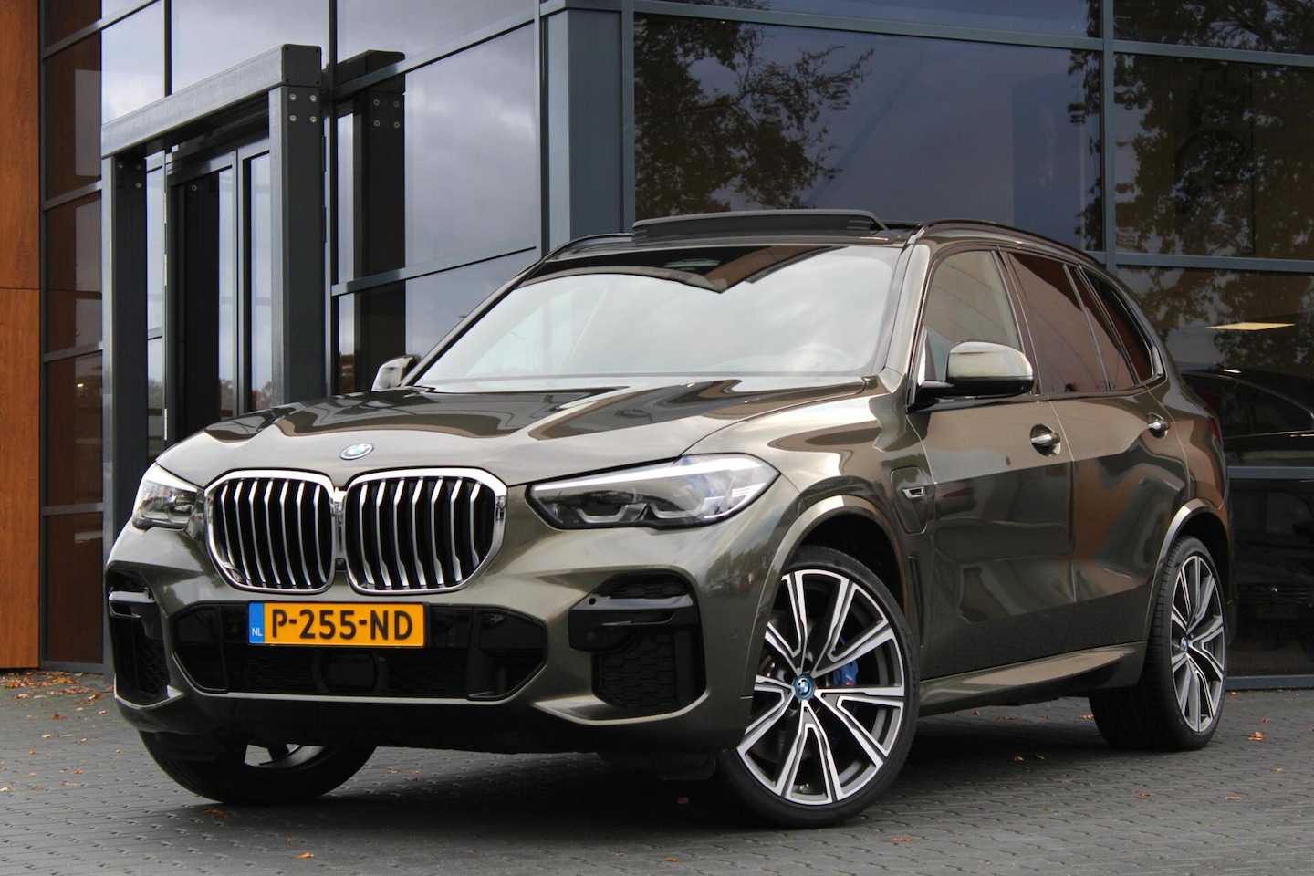 BMW X5 - xDrive45e M-Sport | 4WS | Massage | Pano | Luchtvering - AutoWereld.nl