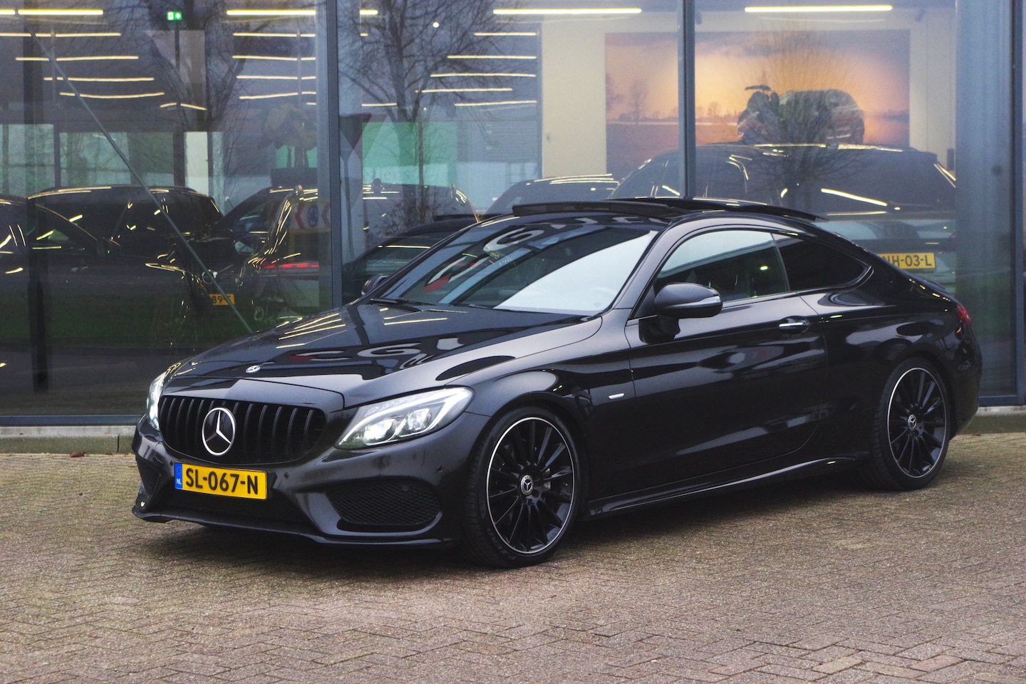 Mercedes-Benz C-klasse Coupé - 180 Premium AMG-Line Night Edition, Panoramadak, Burmester, Keyless, 19" LM, Camera - AutoWereld.nl