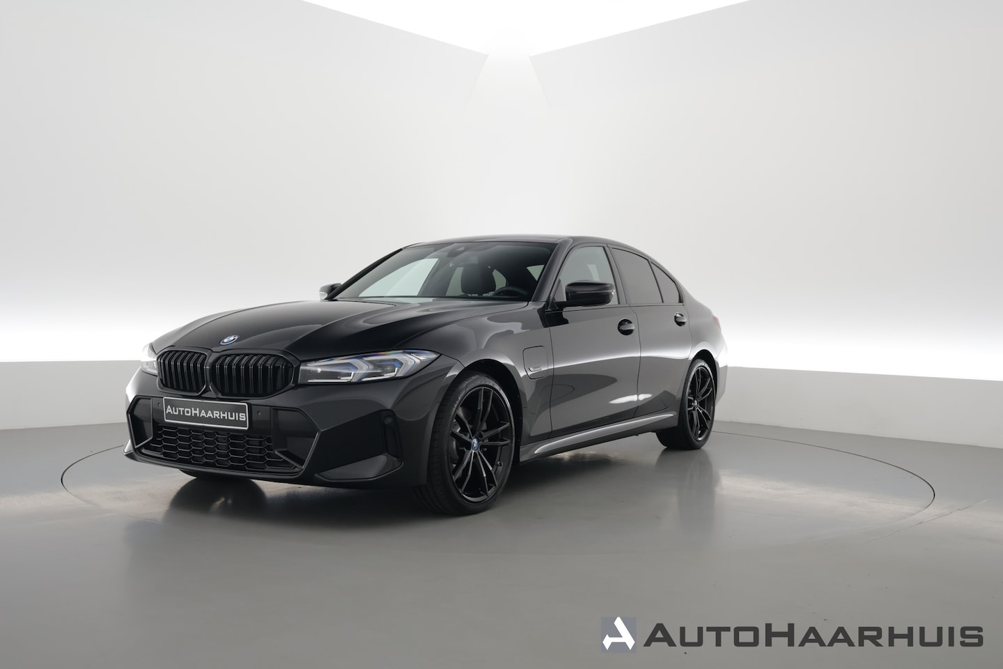 BMW 3-serie - 320e M-sport | Shadow Line | Curved display | Cruise | Nav + CarPlay | Harman Kardon | LED - AutoWereld.nl