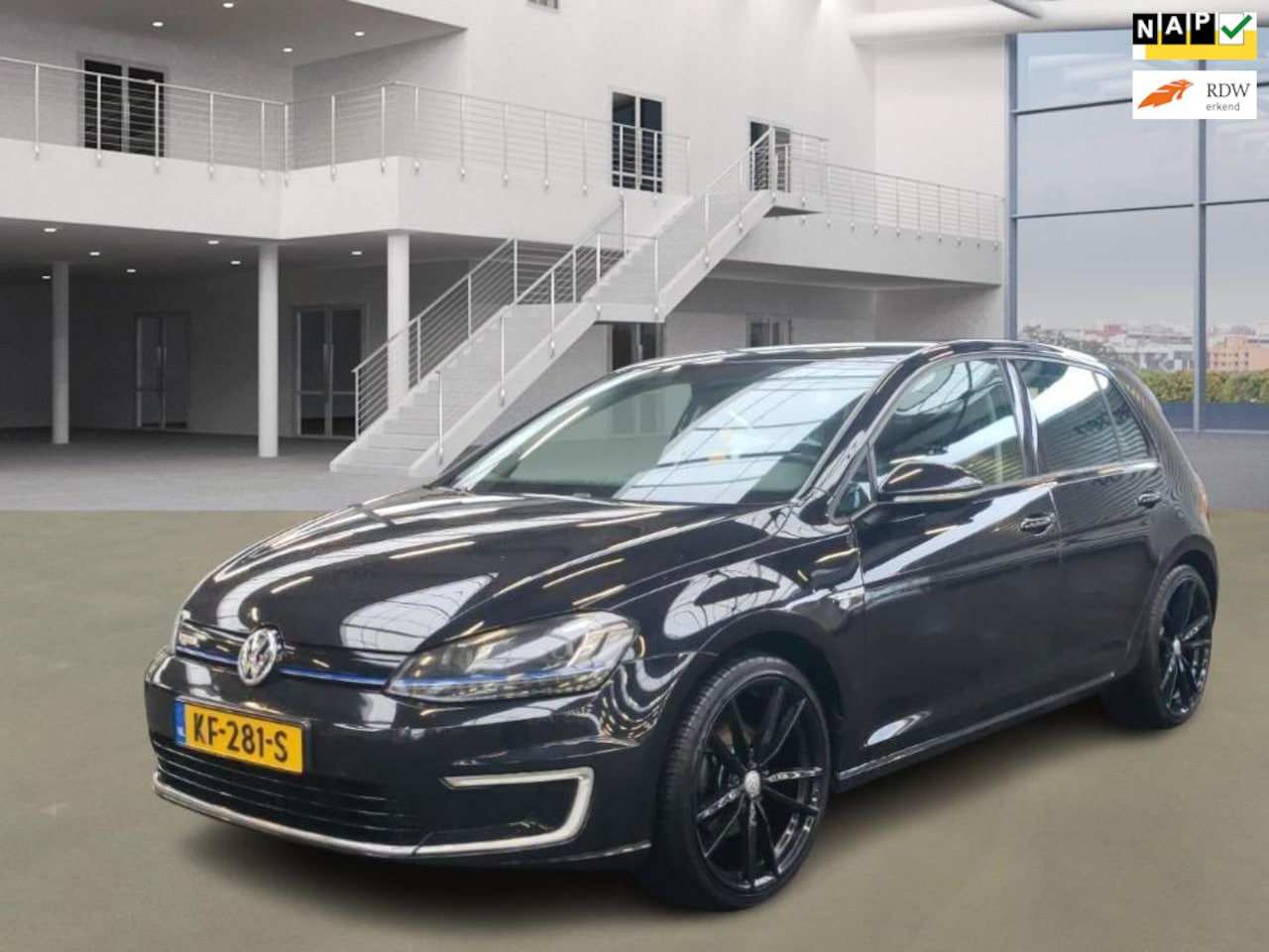Volkswagen e-Golf - E-Golf | SOH 77% | Achteruitrijcamera | CarPlay | Cruise Control | 18 Inch | 2016 | CCS Sn - AutoWereld.nl