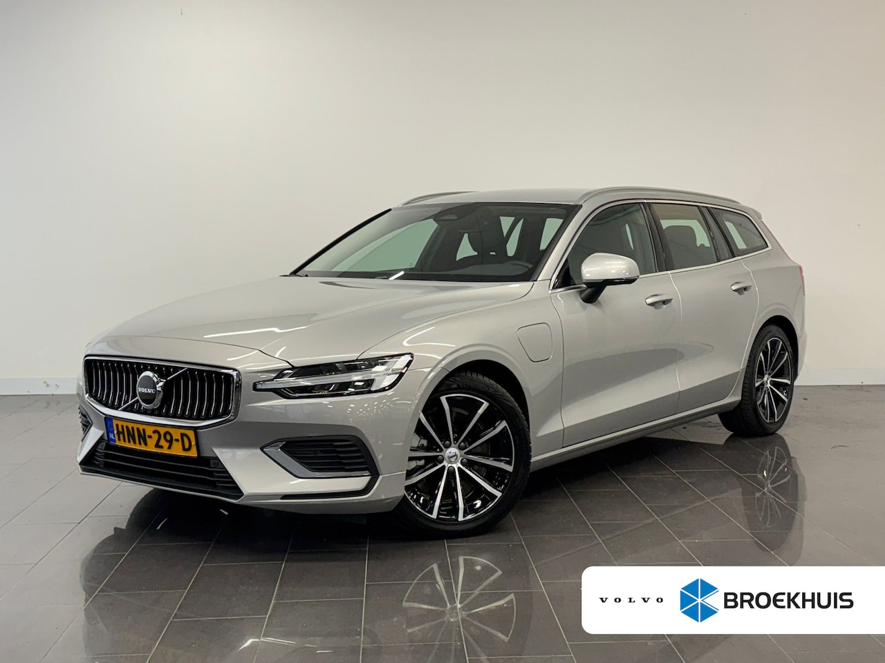 Volvo V60 - 2.0 T6 Plug-in hybrid AWD Essential Bright | Achterbank verwarmd | Achteruitrijcamera | Ch - AutoWereld.nl